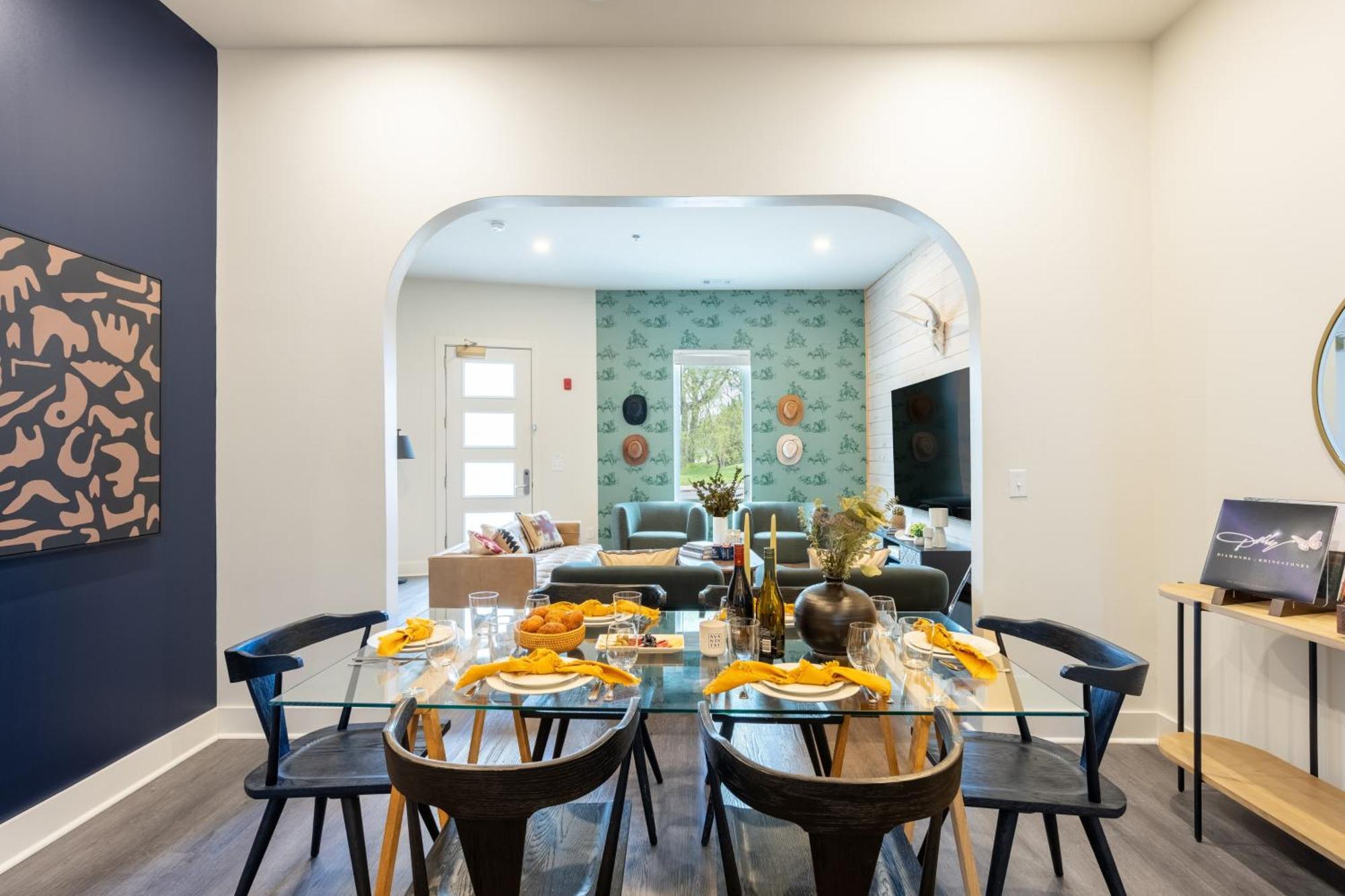 Outrider 1022 By Avantstay Private Balcony Minutes To Broadway Downtown Apartment