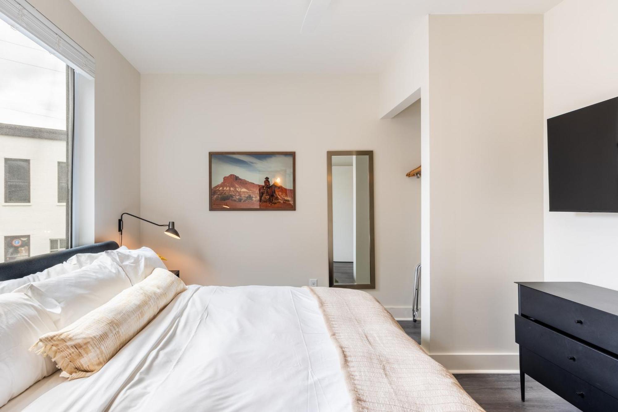 Outrider 1018 By Avantstay Private Balcony Minutes To Broadway Downtown Apartment *