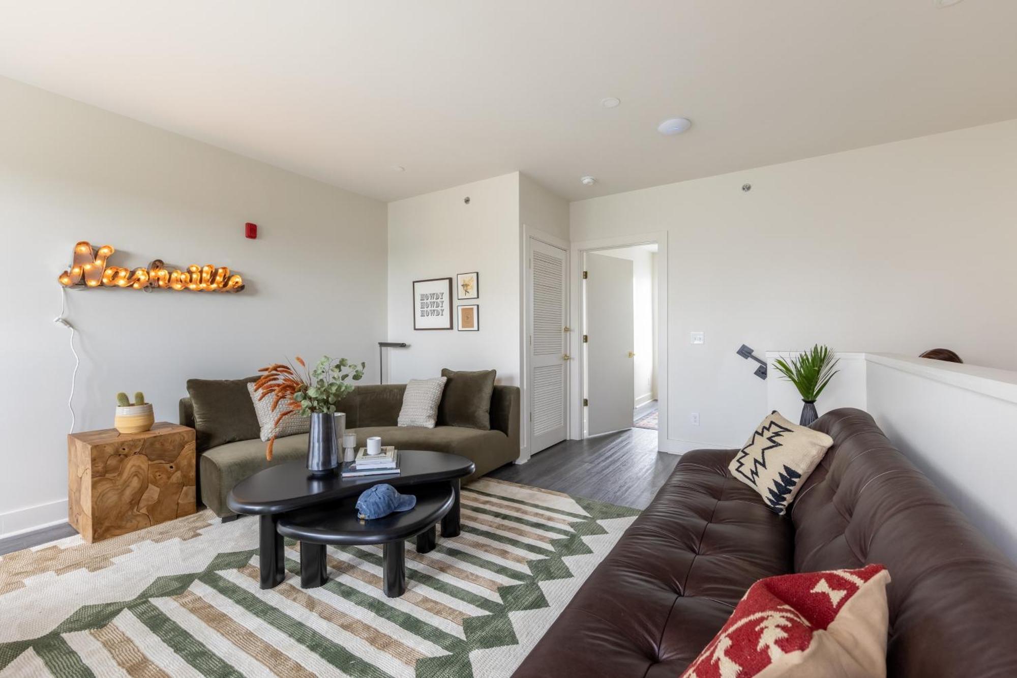 Outrider 1024 By Avantstay Private Balcony Minutes To Broadway Downtown Apartment