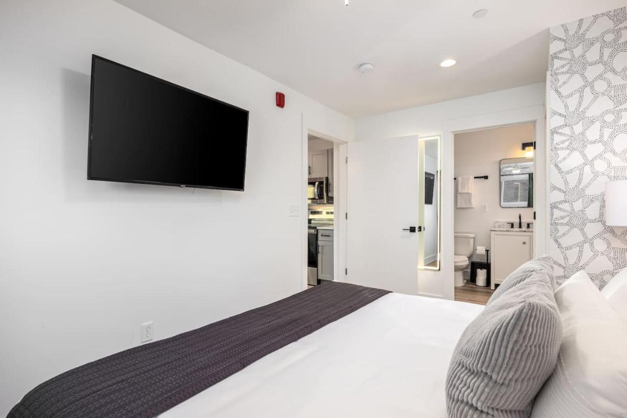 Apartment 4 Beds 3 Bedroom Updated W Desks Patio And Parking *