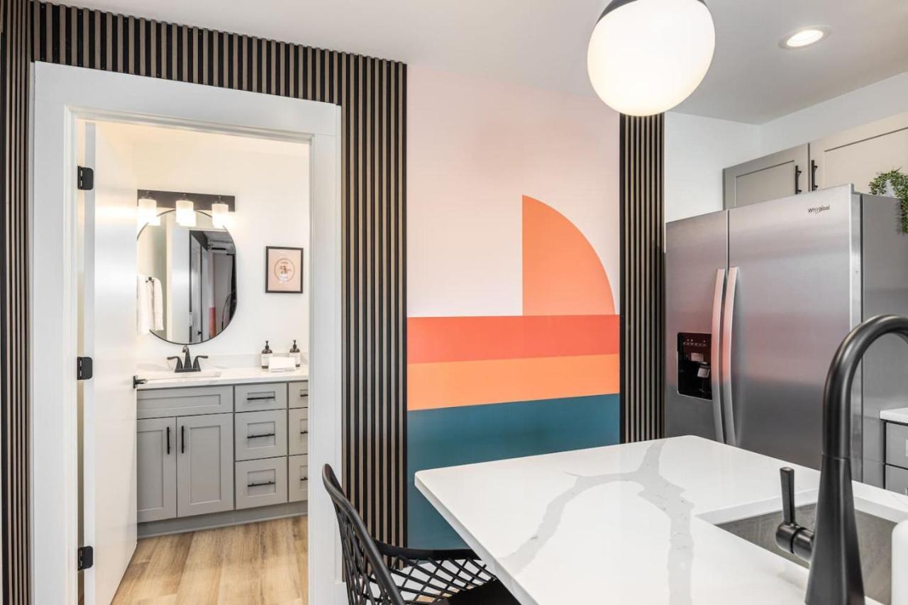 Colorful 2 Bedroom Retreat With 3 Beds Patio And Free Parking Apartment Nashville