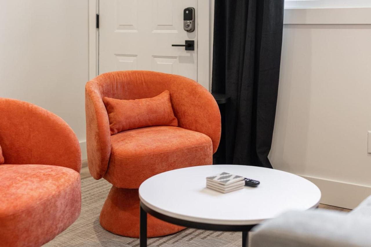 Colorful 2 Bedroom Retreat With 3 Beds Patio And Free Parking Apartment