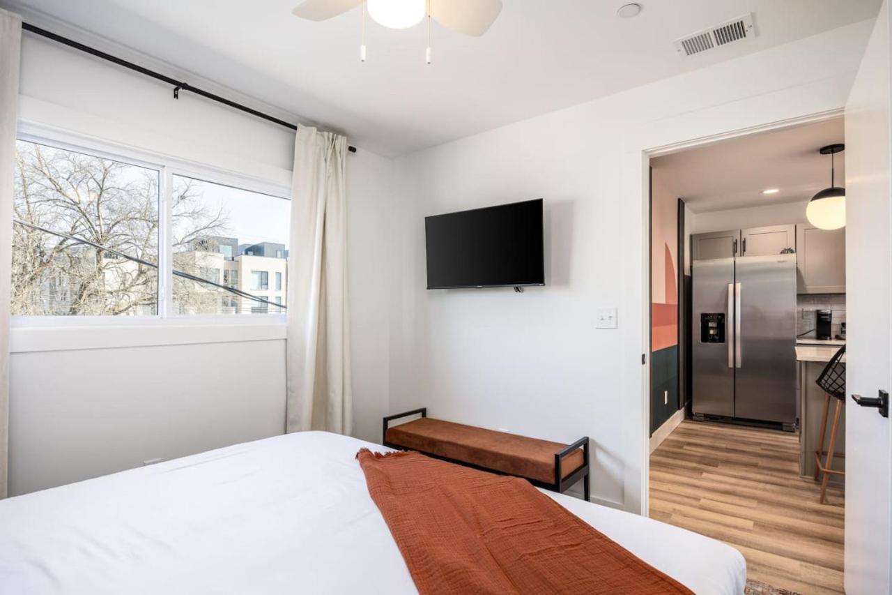 Colorful 2 Bedroom Retreat With 3 Beds Patio And Free Parking *