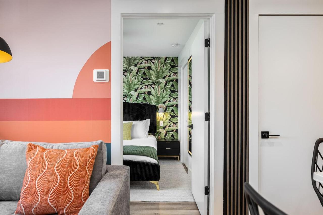 Apartment Colorful 2 Bedroom Retreat With 3 Beds Patio And Free Parking *