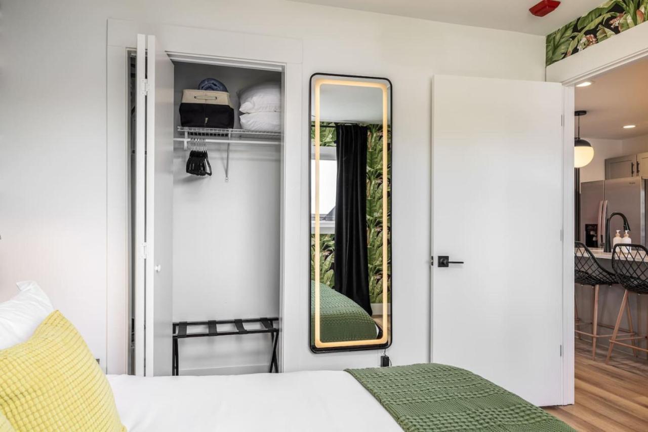 Colorful 2 Bedroom Retreat With 3 Beds Patio And Free Parking Apartment