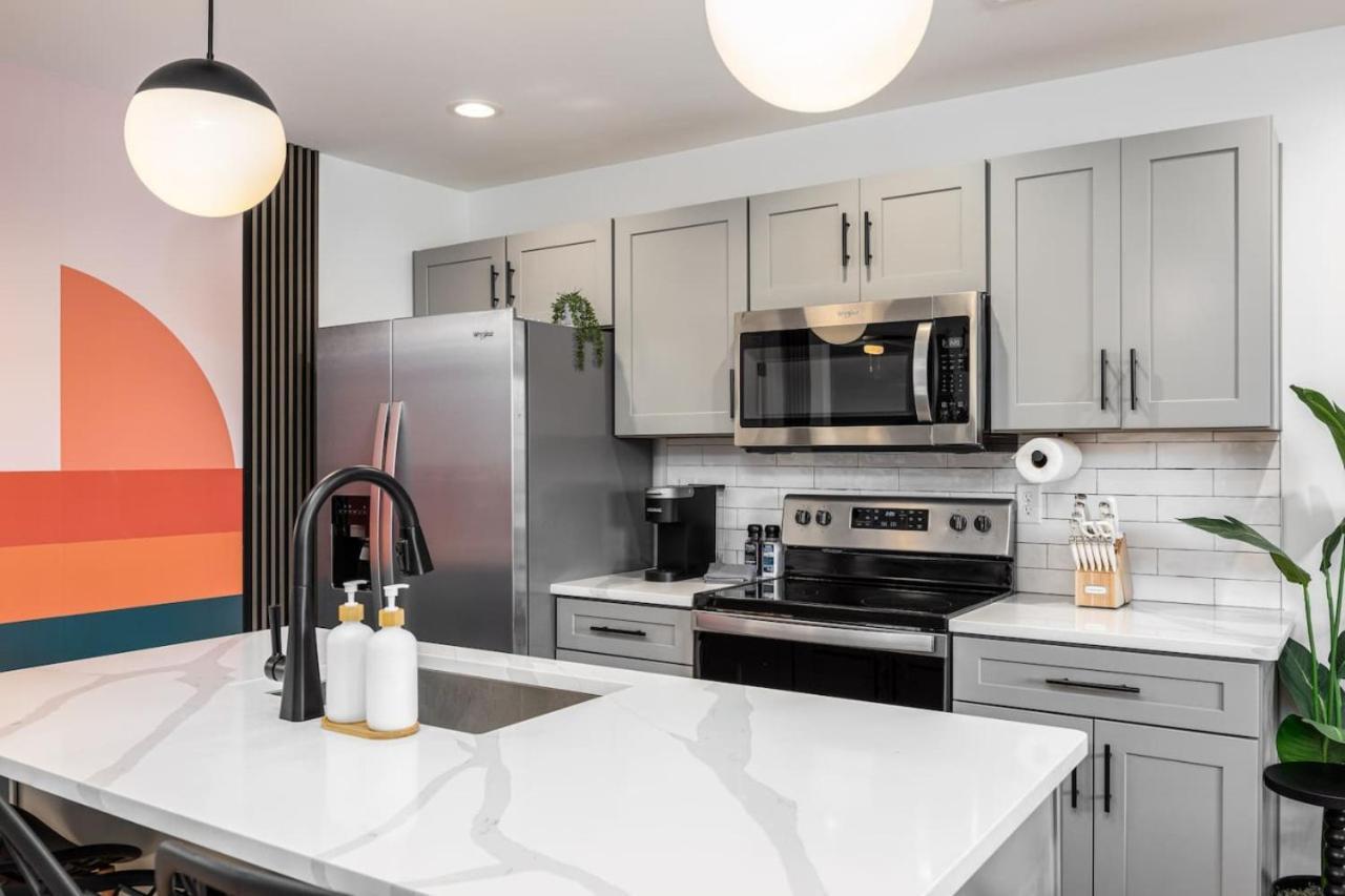 Colorful 2 Bedroom Retreat With 3 Beds Patio And Free Parking Nashville
