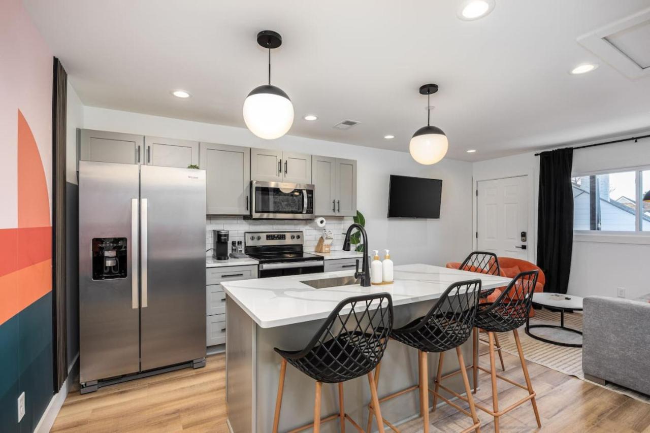 Colorful 2 Bedroom Retreat With 3 Beds Patio And Free Parking Apartment *