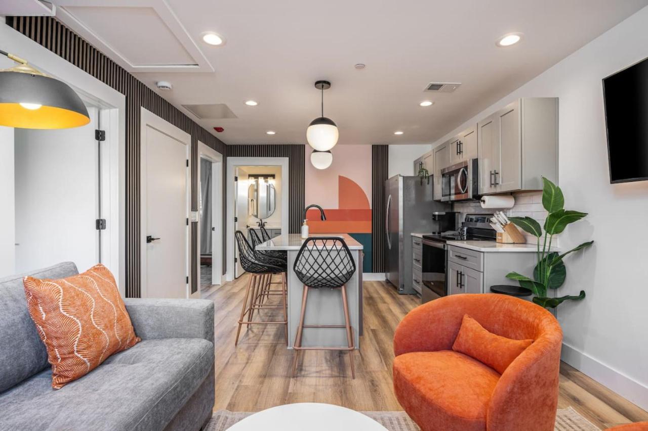 Colorful 2 Bedroom Retreat With 3 Beds Patio And Free Parking Apartment *