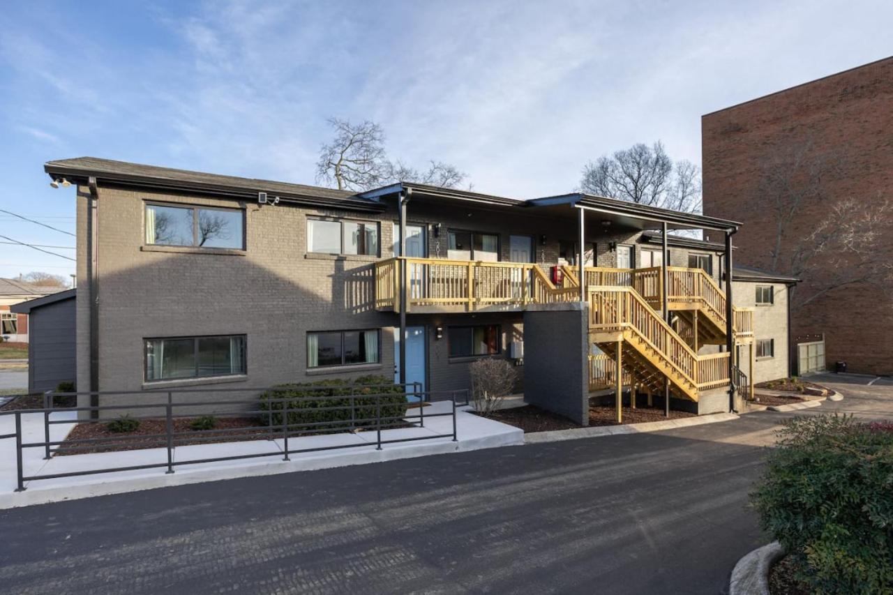 Colorful 2 Bedroom Retreat With 3 Beds Patio And Free Parking Apartment Nashville