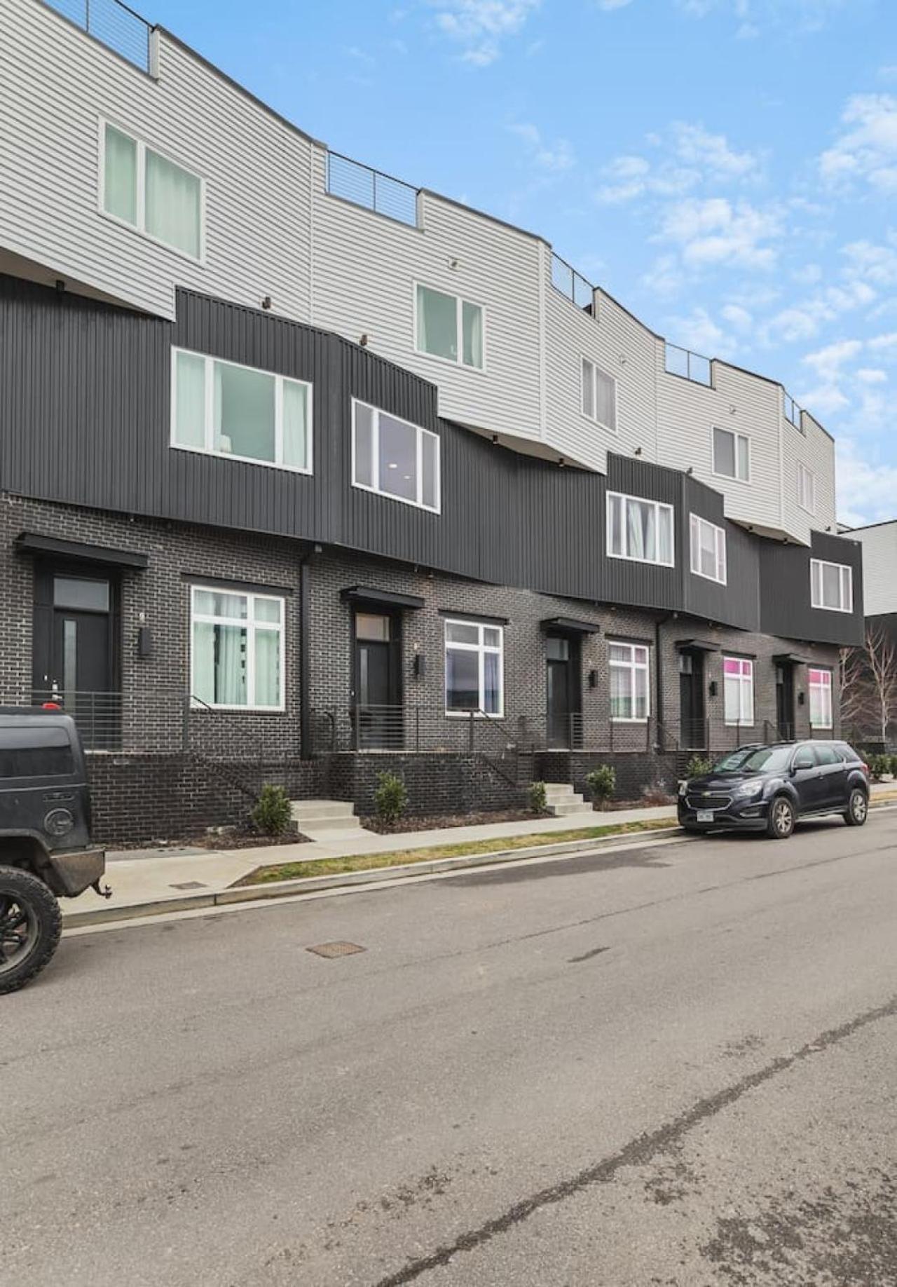 Home With Rooftop Deck & Garage, 2 Miles To Downtown Broadway *