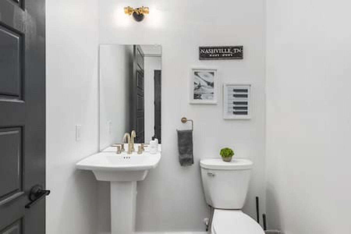 Large Patio, Rooftop Deck And Garage, 3 Miles To Broadway