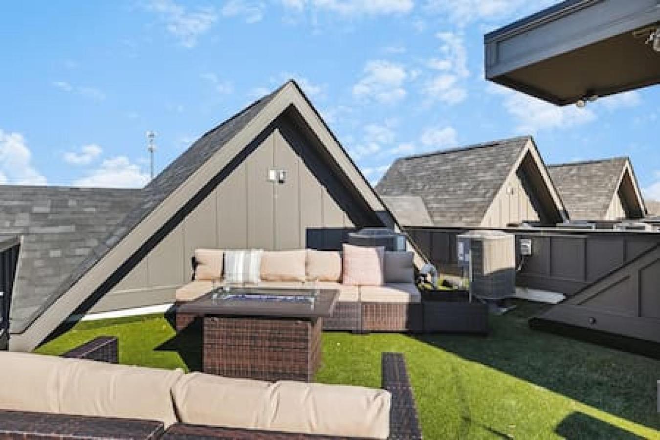 Large Patio, Rooftop Deck And Garage, 3 Miles To Broadway