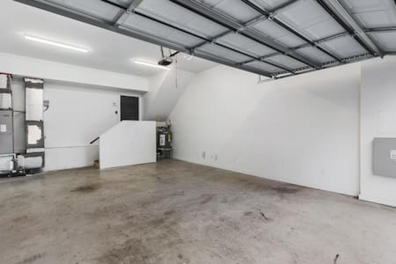 Large Patio, Rooftop Deck And Garage, 3 Miles To Broadway Holiday home