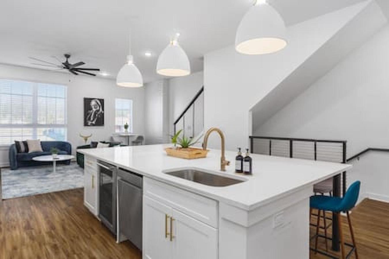 Holiday home Large Patio, Rooftop Deck And Garage, 3 Miles To Broadway *