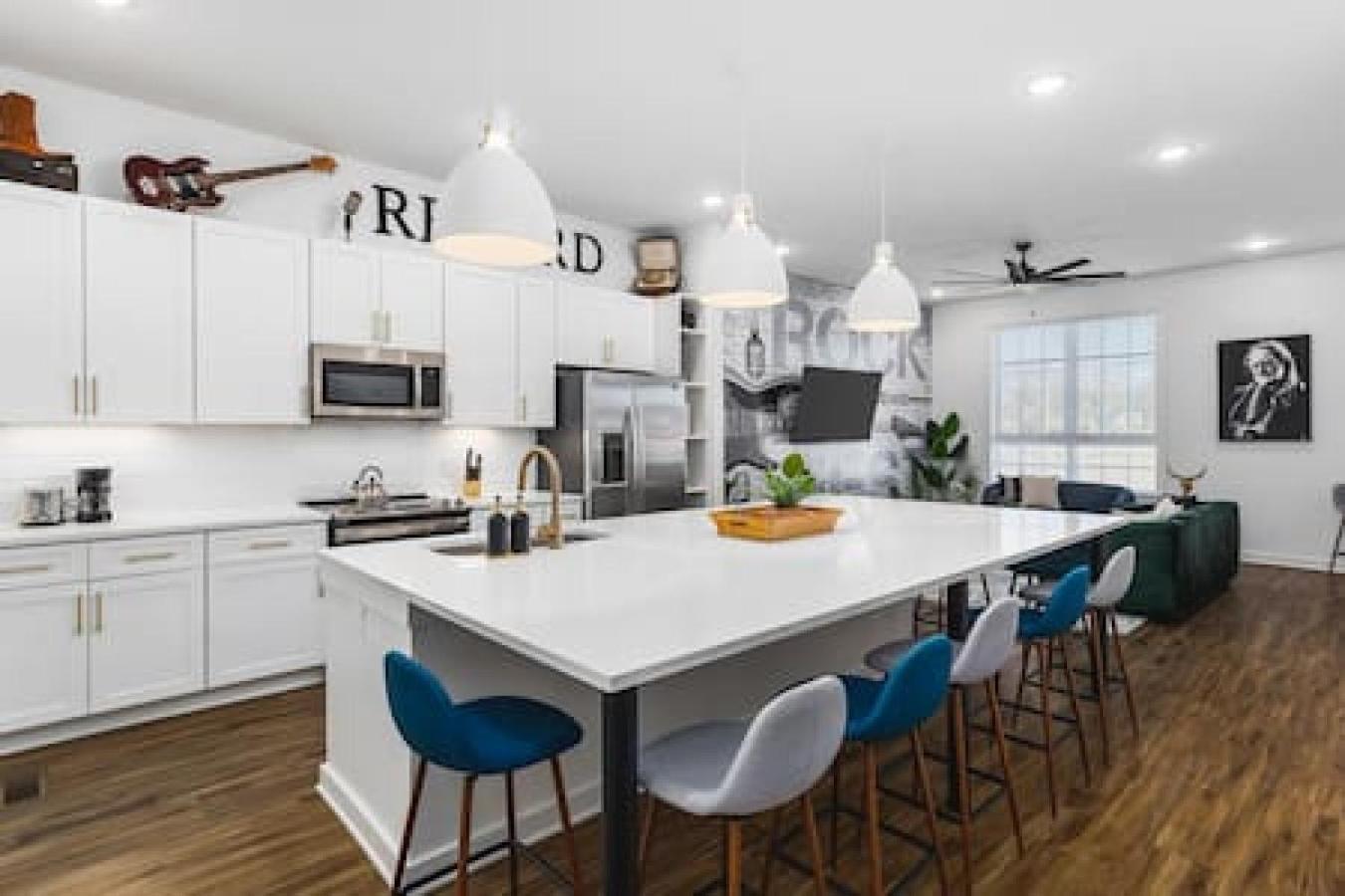 Holiday home Large Patio, Rooftop Deck And Garage, 3 Miles To Broadway