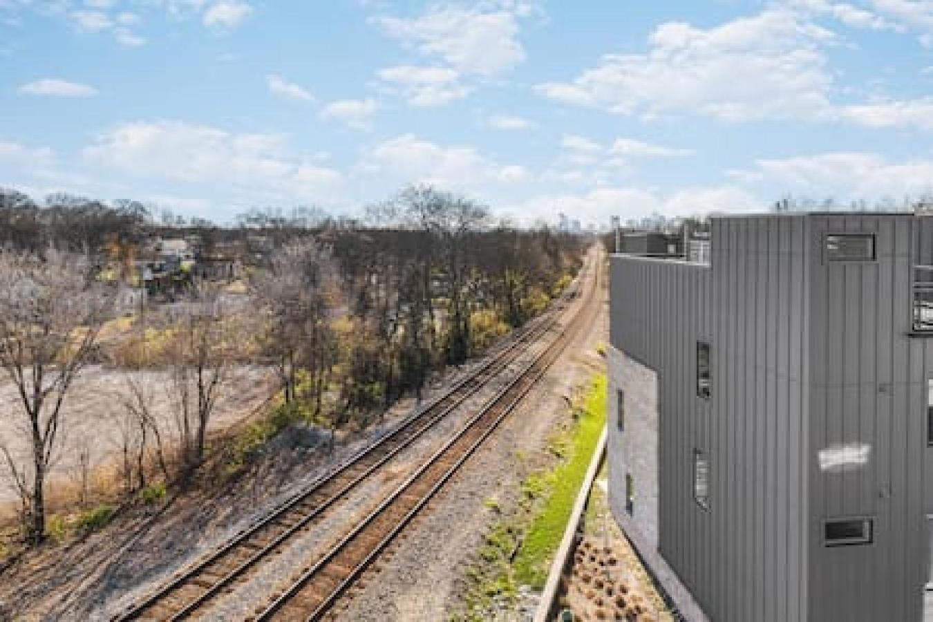 Large Patio, Rooftop Deck And Garage, 3 Miles To Broadway Holiday home *