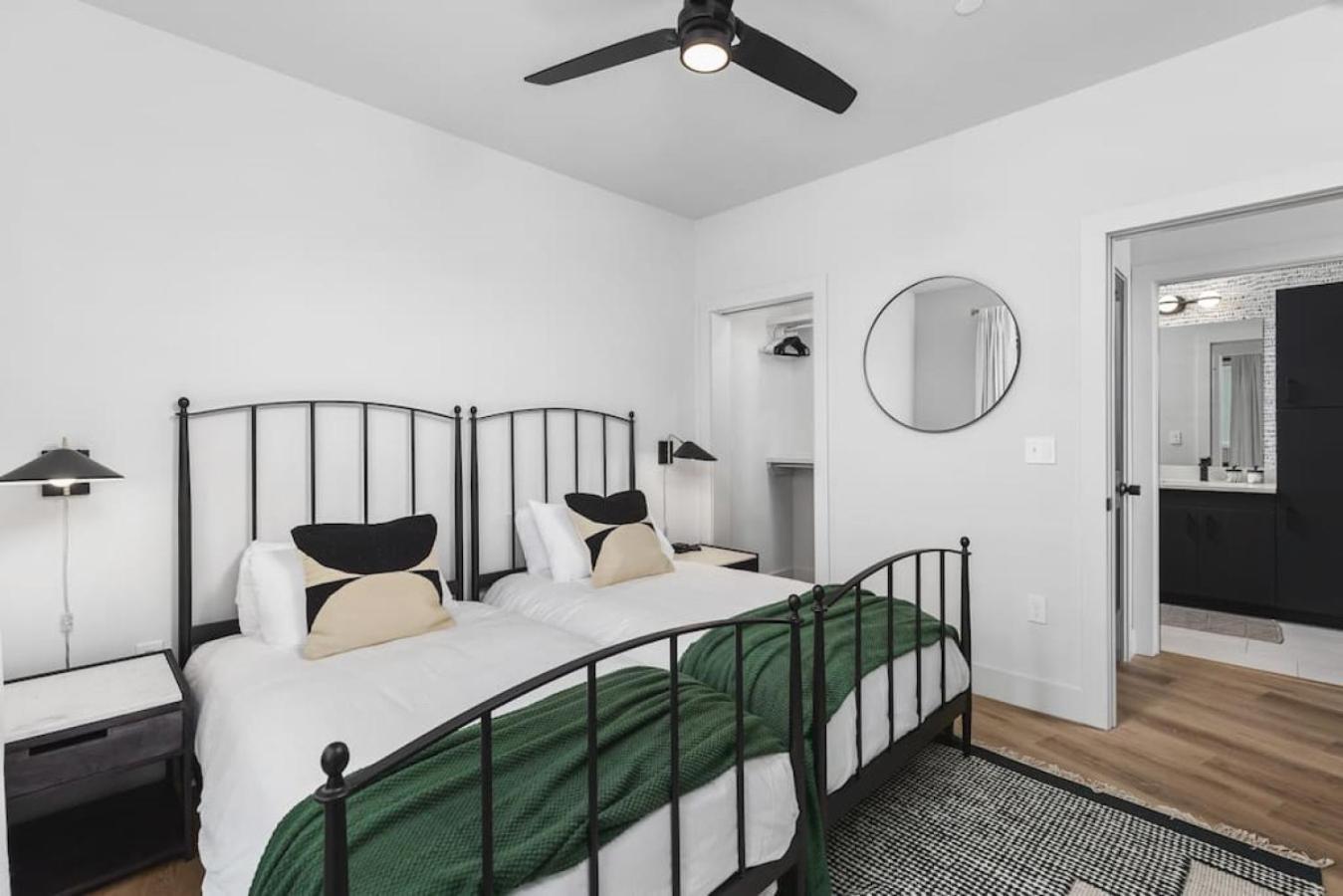 Premium 2 Bedroom, 4 Bed With Huge Wrap Around Patio Apartment Nashville
