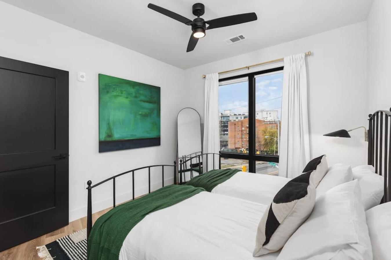 Premium 2 Bedroom, 4 Bed With Huge Wrap Around Patio Apartment *