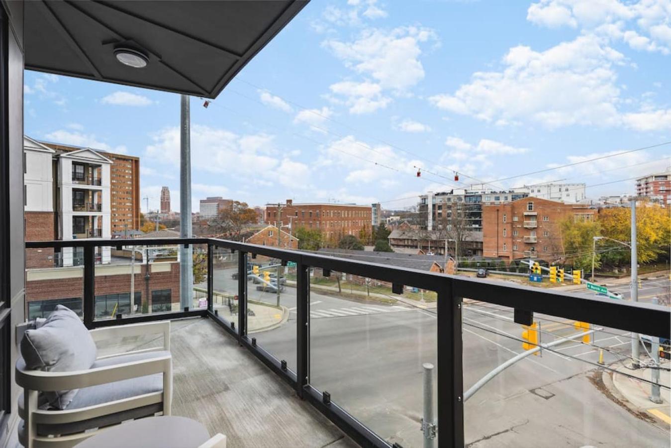 Premium 2 Bedroom, 4 Bed With Huge Wrap Around Patio Apartment *