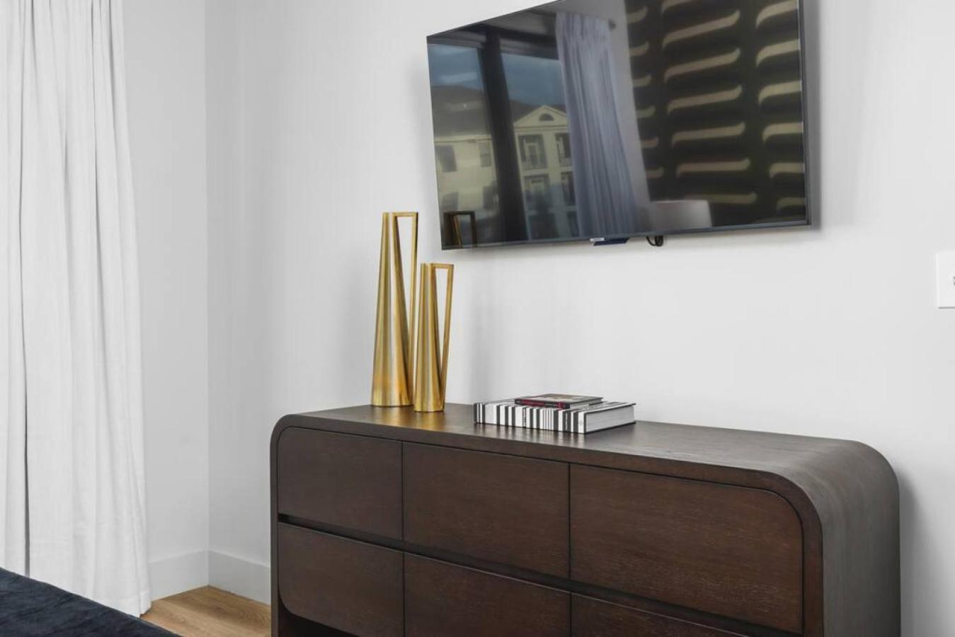 Apartment Luxury 2 Bedroom 4 Bed With Huge Wrap Around Patio Gym And Pool