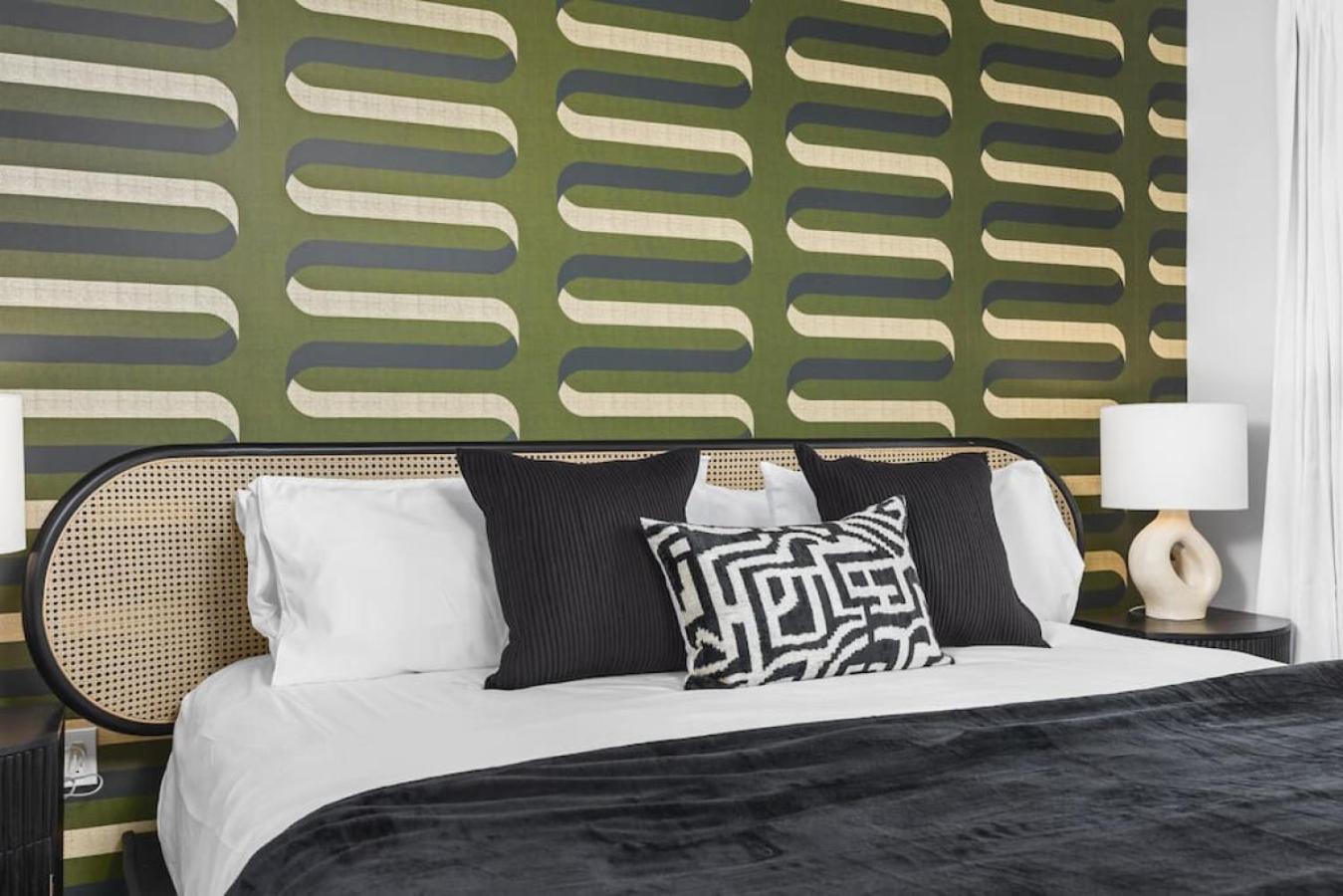 Apartment Luxury 2 Bedroom 4 Bed With Huge Wrap Around Patio Gym And Pool