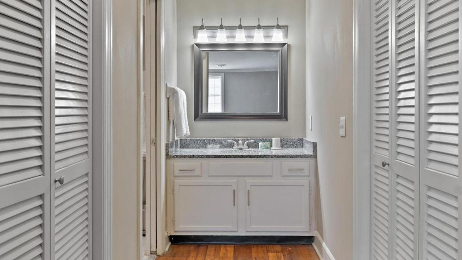 Apartment Landing Modern With Amazing Amenities *