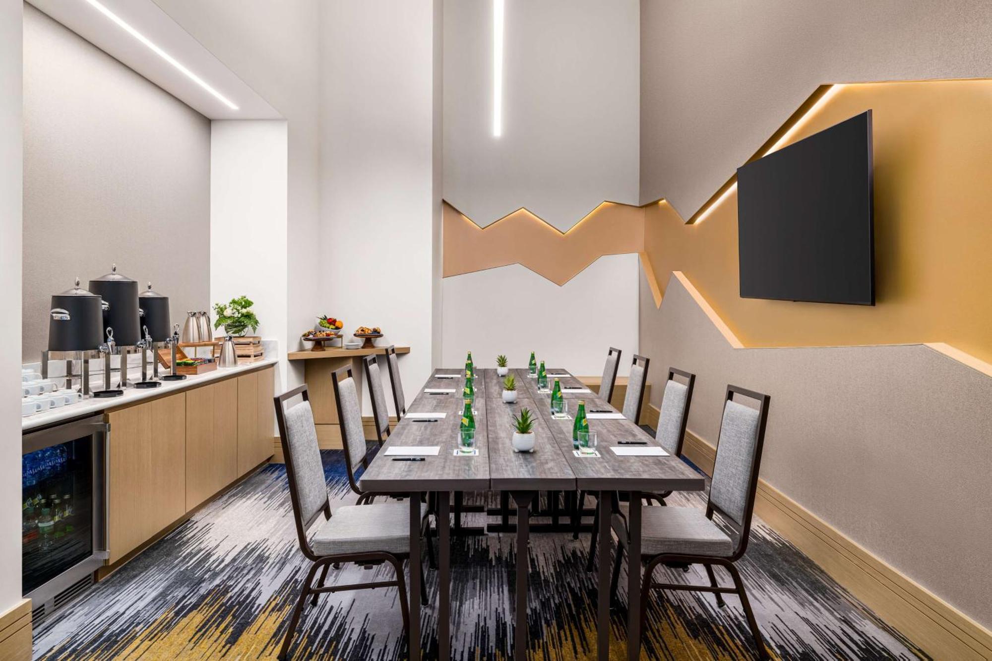 Hotel Hilton Bna Airport Terminal 4*