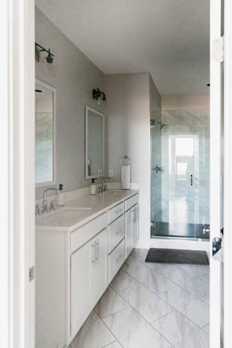 Balcony~gated Community~luxury~nashville Holiday home Nashville