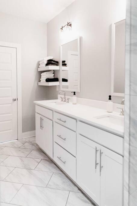 Balcony~gated Community~luxury~nashville Holiday home Nashville