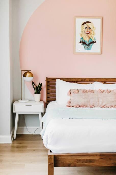 Designer~8 Mins 2 Broadway~balcony~sleeps 10~new *