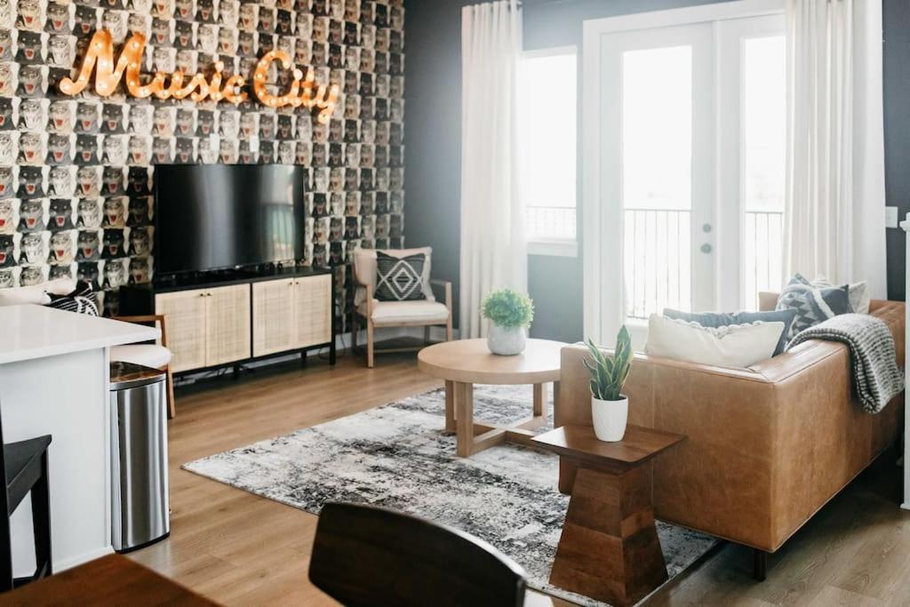 Balcony~gated Community~luxury~nashville Nashville