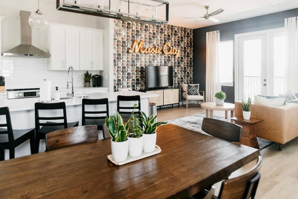 Balcony~gated Community~luxury~nashville Holiday home Nashville