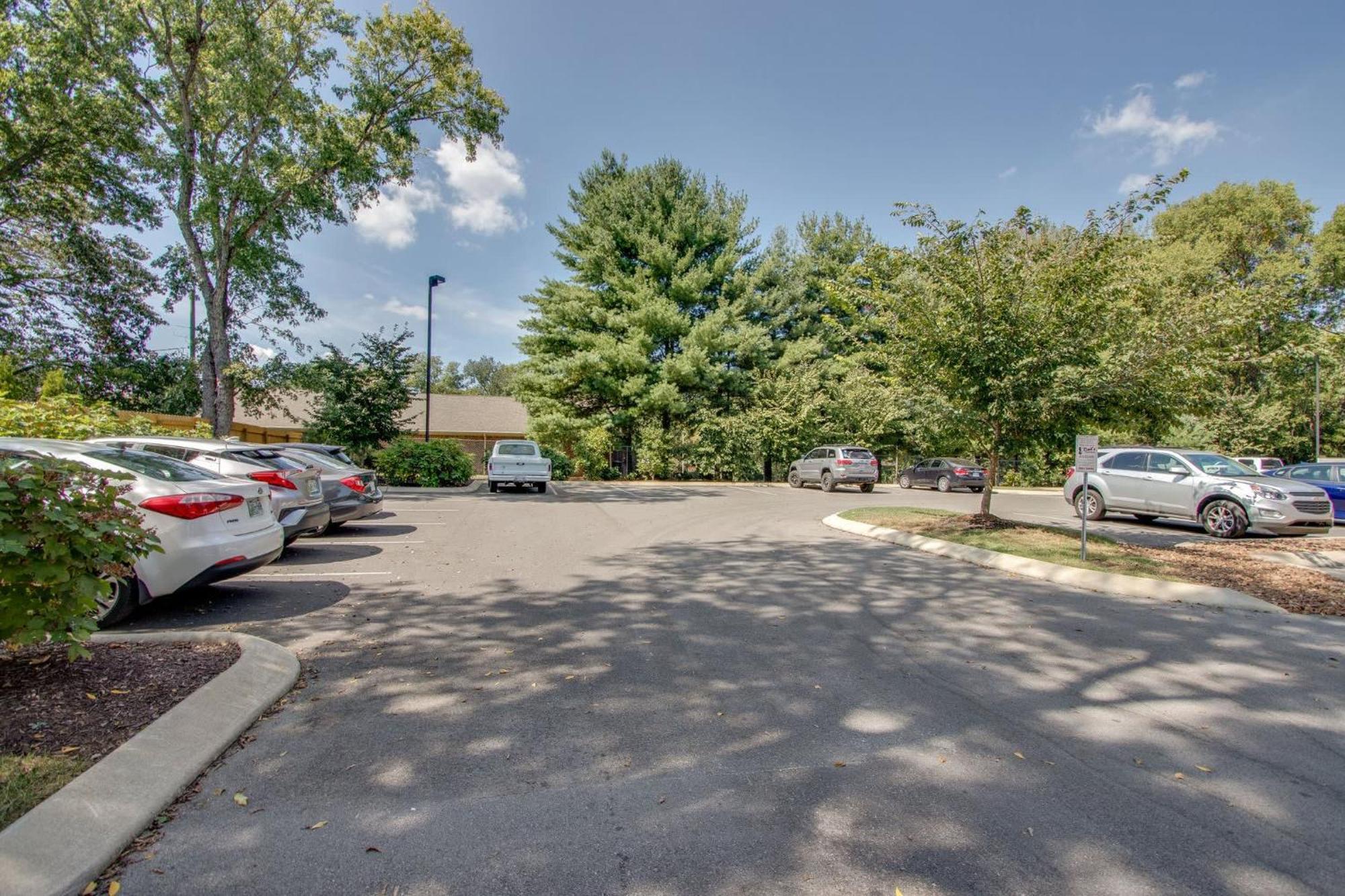 New East Nash - King Bed Short Drive To Dwntwn Apartment