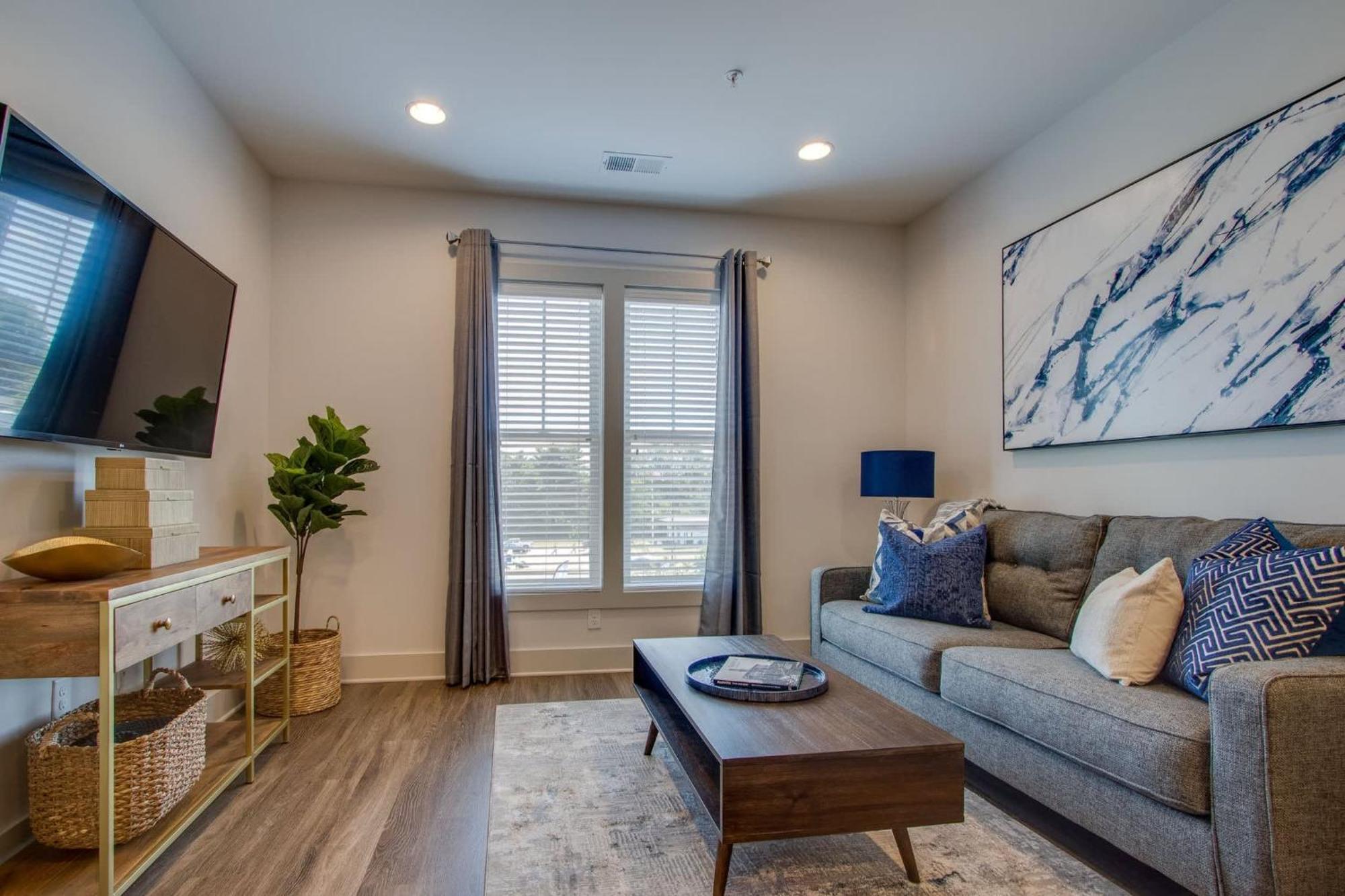 New East Nash - King Bed Short Drive To Dwntwn *
