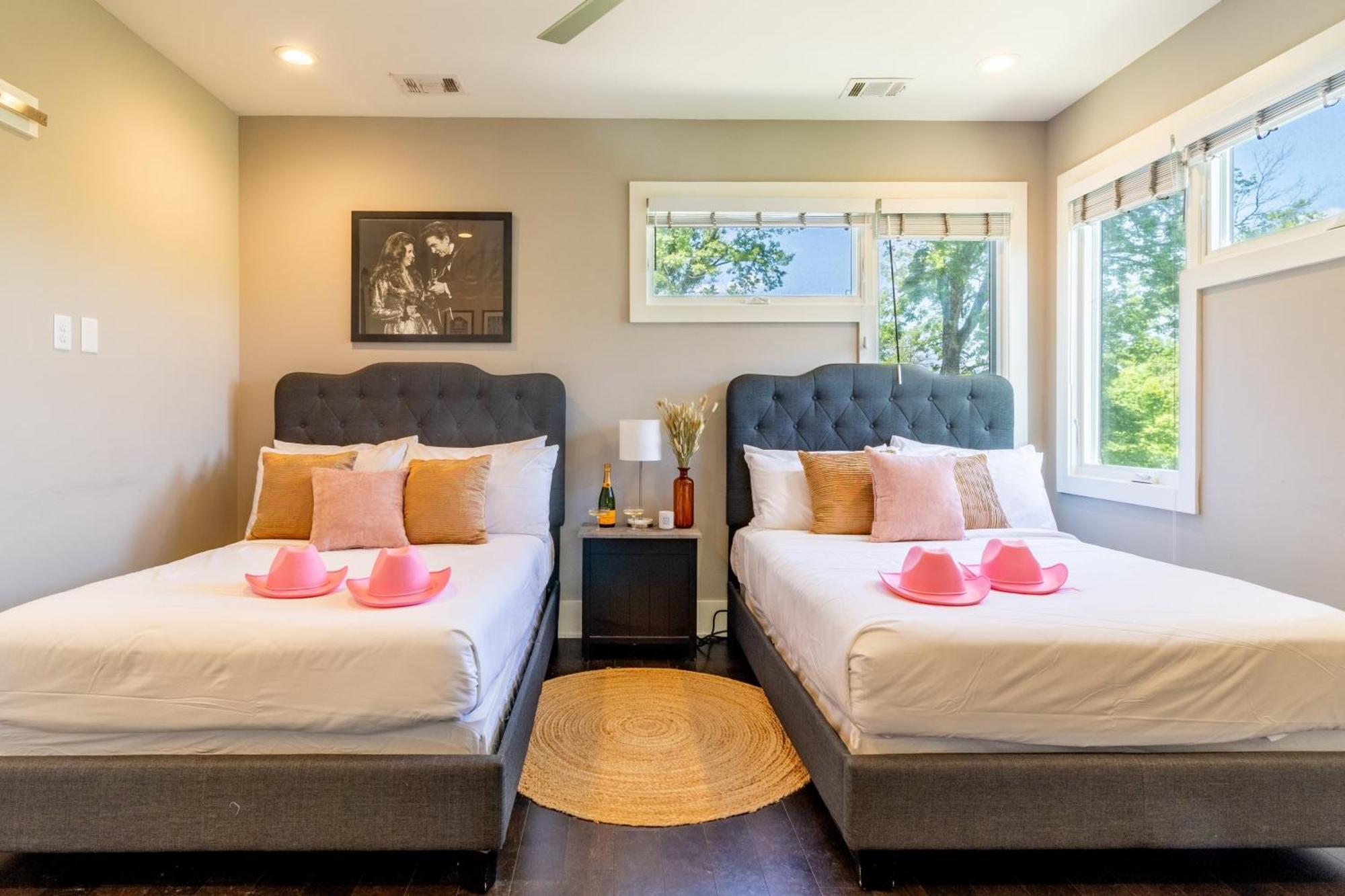 Holiday home Doralee By Avantstay Rooftop Mins From Downtown Dolly Parton Theme
