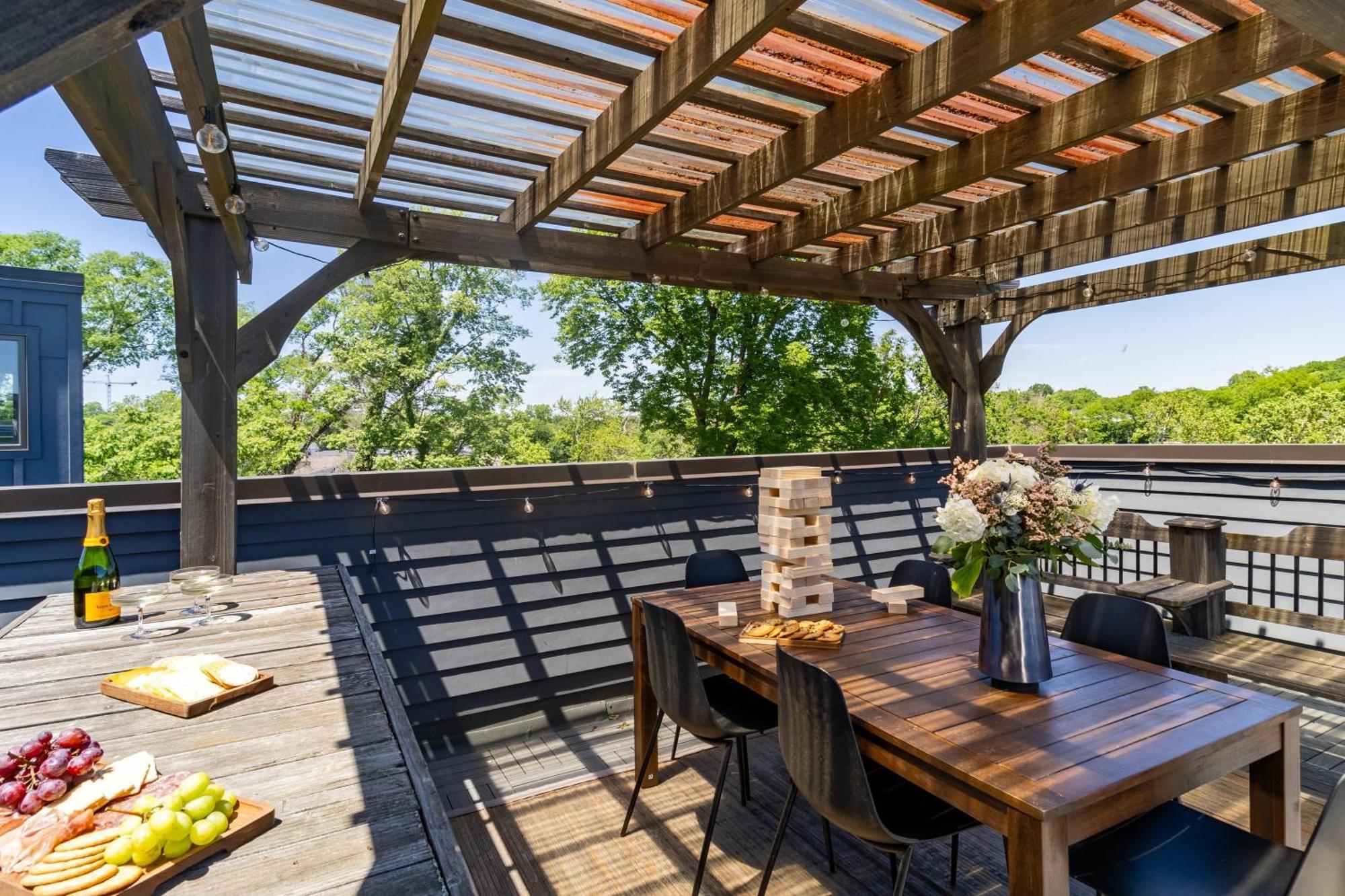 Doralee By Avantstay Rooftop Mins From Downtown Dolly Parton Theme Holiday home *
