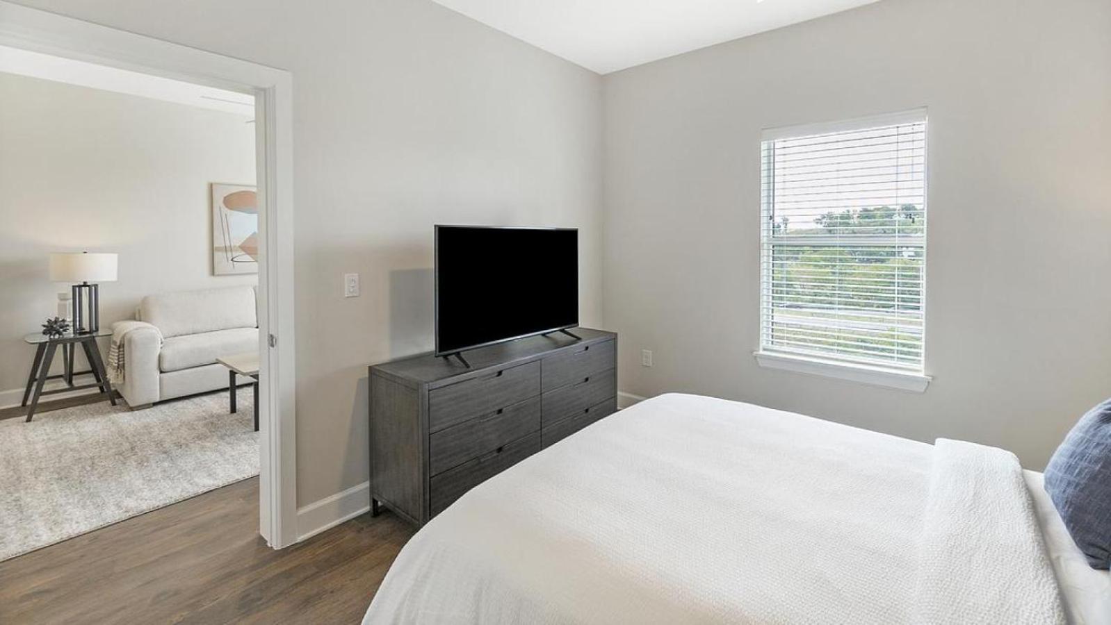 Landing Modern With Amazing Amenities Apartment