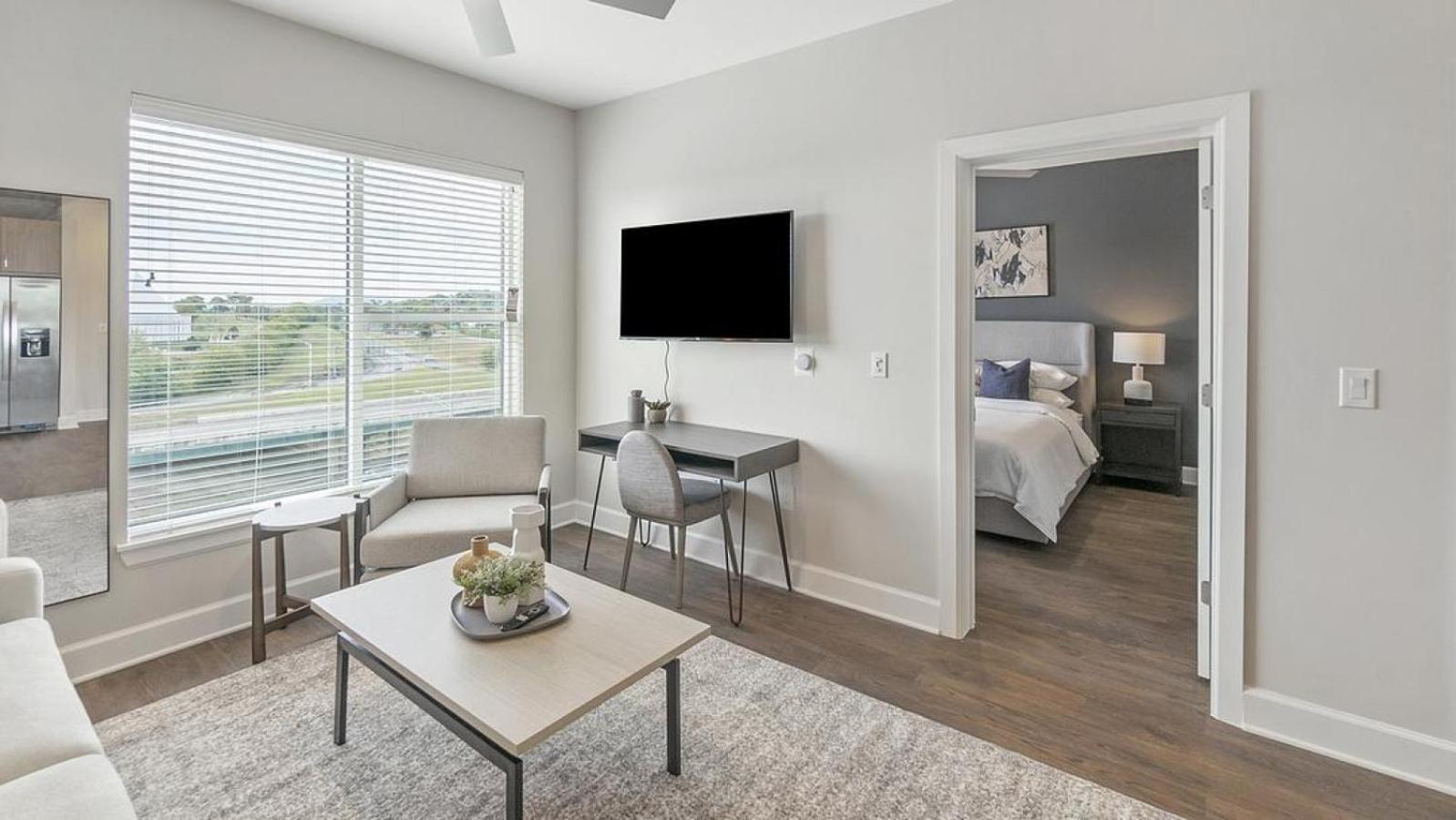 Apartment Landing Modern With Amazing Amenities *