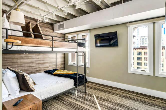 Skyline With Penthouse & Rooftop Deck 6br By Maddox Apartment