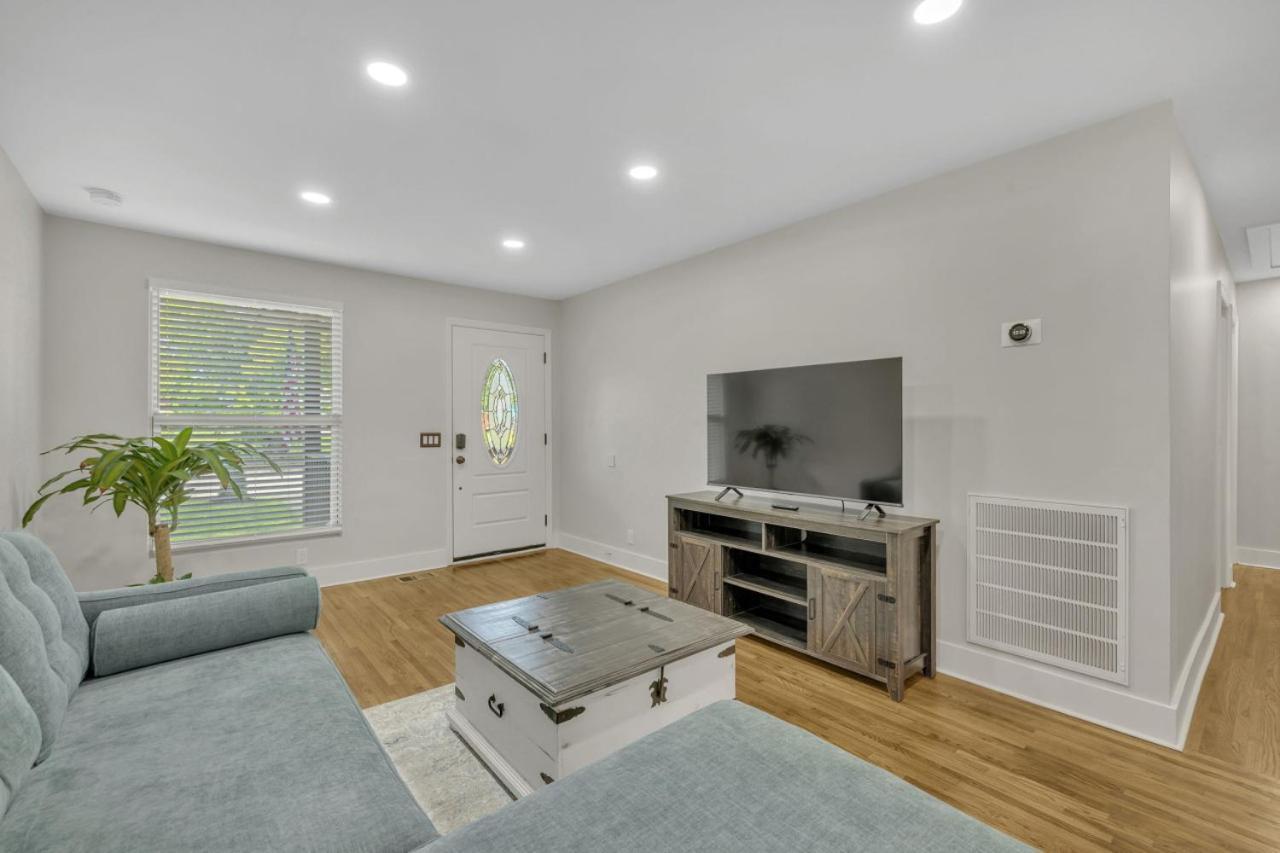 Single Story Pet Friendly Home, With Fenced Yard, Fire Pit, 5min To Downtown!! *