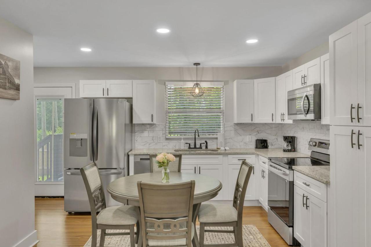 Single Story Pet Friendly Home, With Fenced Yard, Fire Pit, 5min To Downtown!! Holiday home Nashville