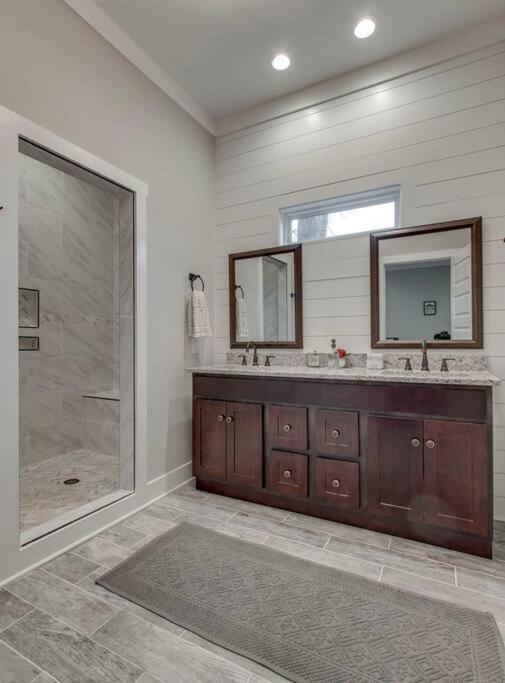 Holiday home New Spacious 2 Miles From Downtown