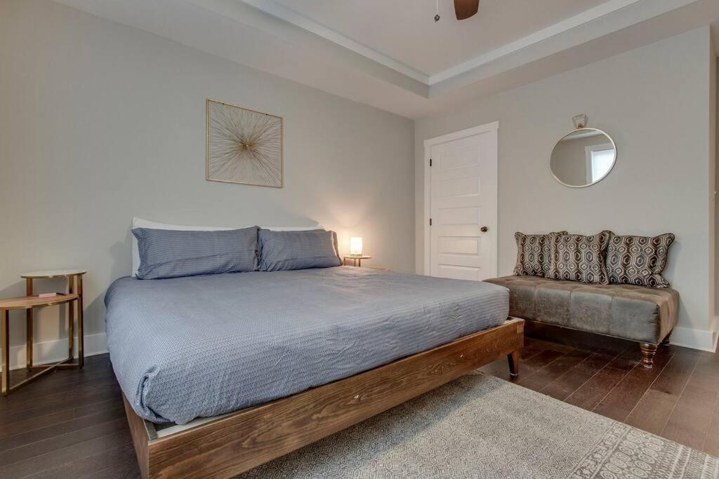 New Spacious 2 Miles From Downtown Holiday home Nashville