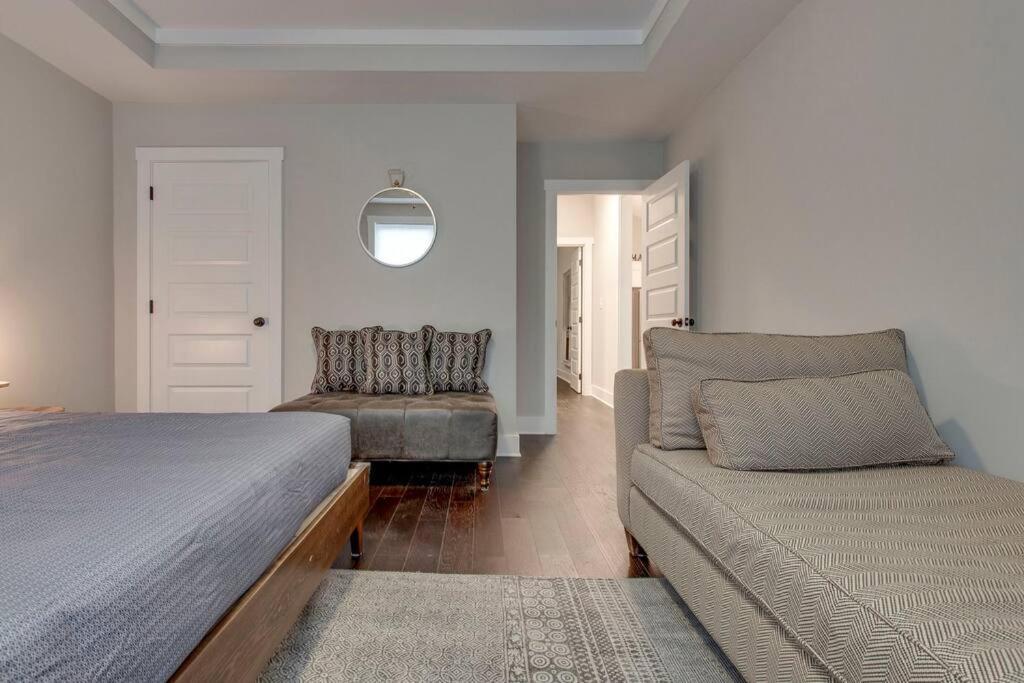 New Spacious 2 Miles From Downtown Holiday home