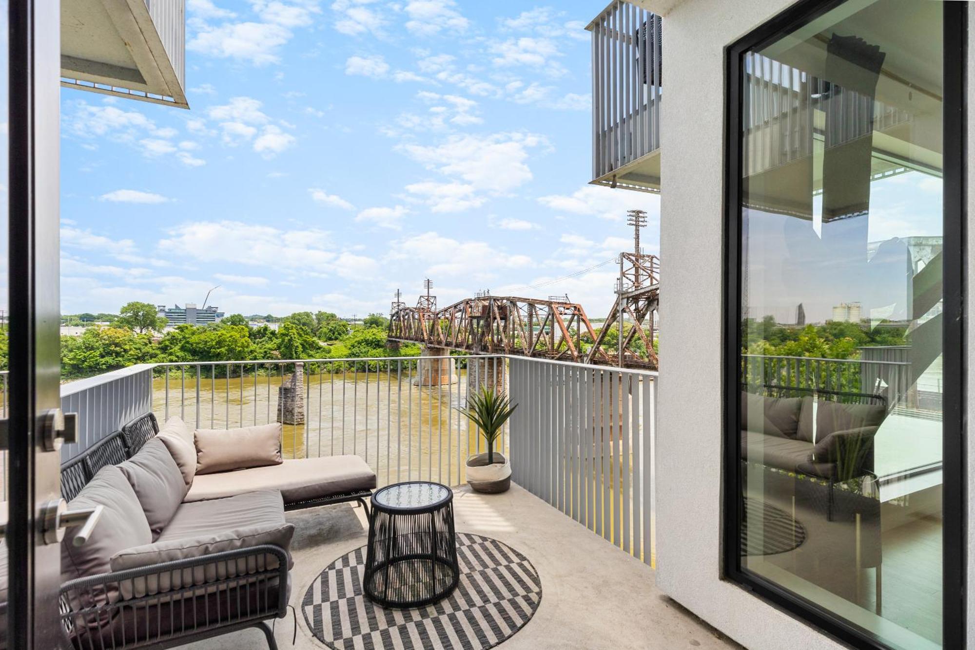 River View High-end With Private Patio And Free Parking