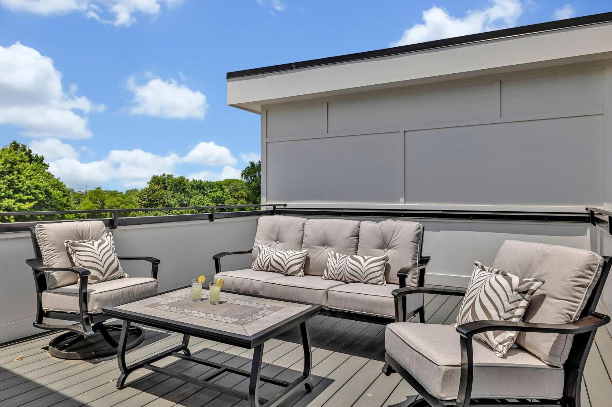 Alto-private Rooftop Deck-8 Mins To Broadway Holiday home *