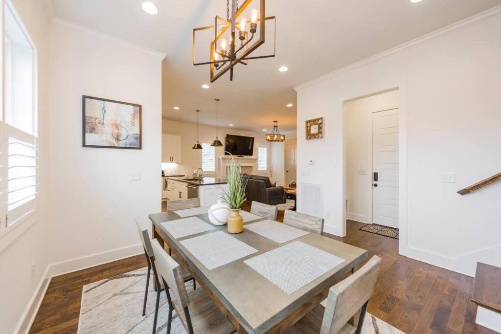 New Luxury Big House Near Gulch 4 King 4 Queen 2 Twin Holiday home *