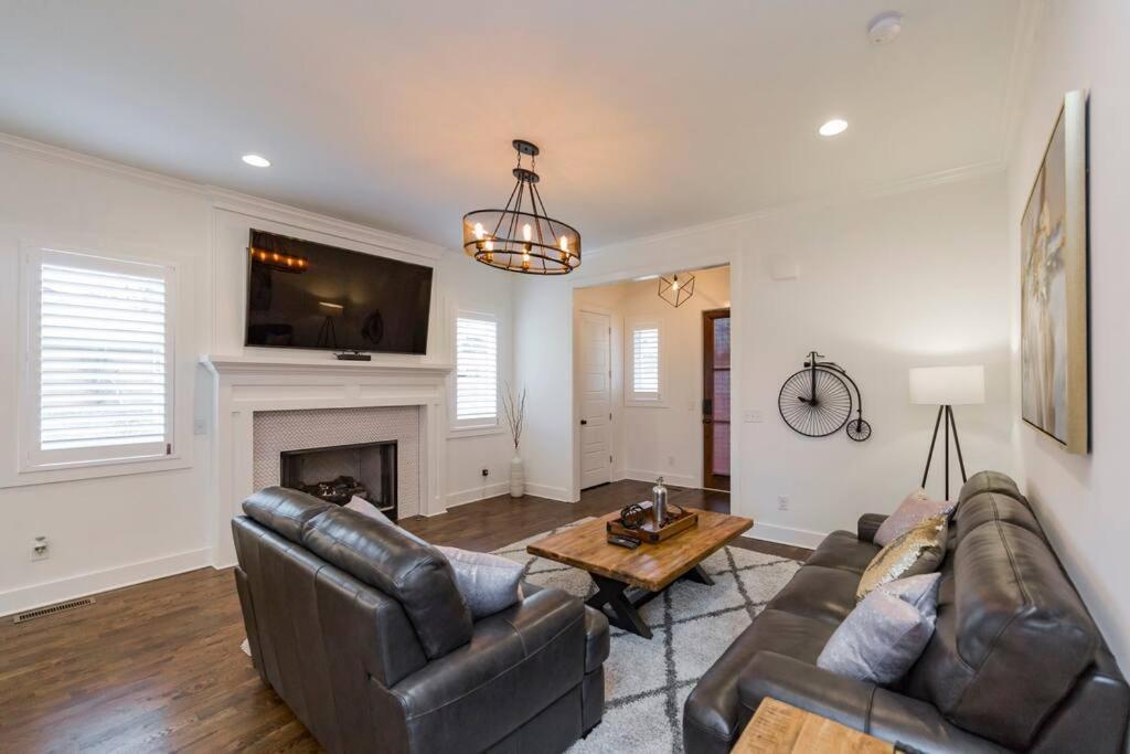 New Luxury Big House Near Gulch 4 King 4 Queen 2 Twin Holiday home Nashville