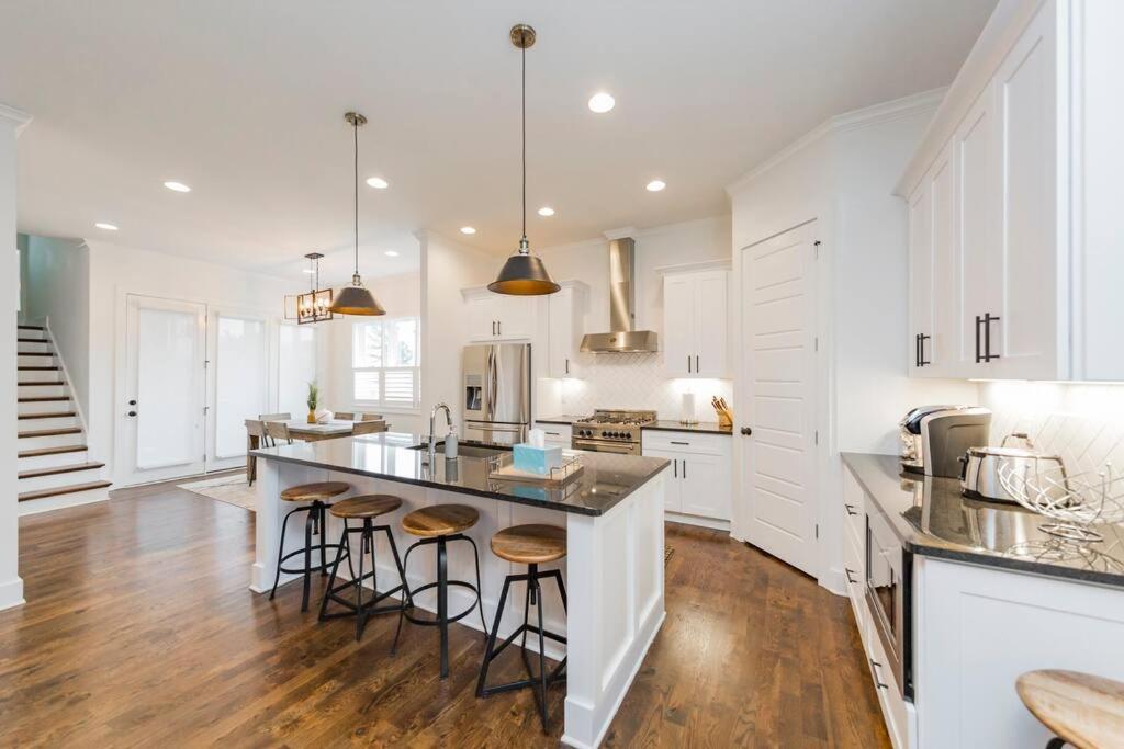 New Luxury Big House Near Gulch 4 King 4 Queen 2 Twin Holiday home