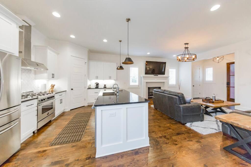 New Luxury Big House Near Gulch 4 King 4 Queen 2 Twin *